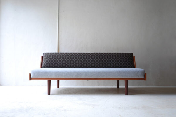 北欧ヴィンテージ家具のHans Wegner（ハンス・ウェグナー）デザインによるGETAMA社デイベッドソファ GE258