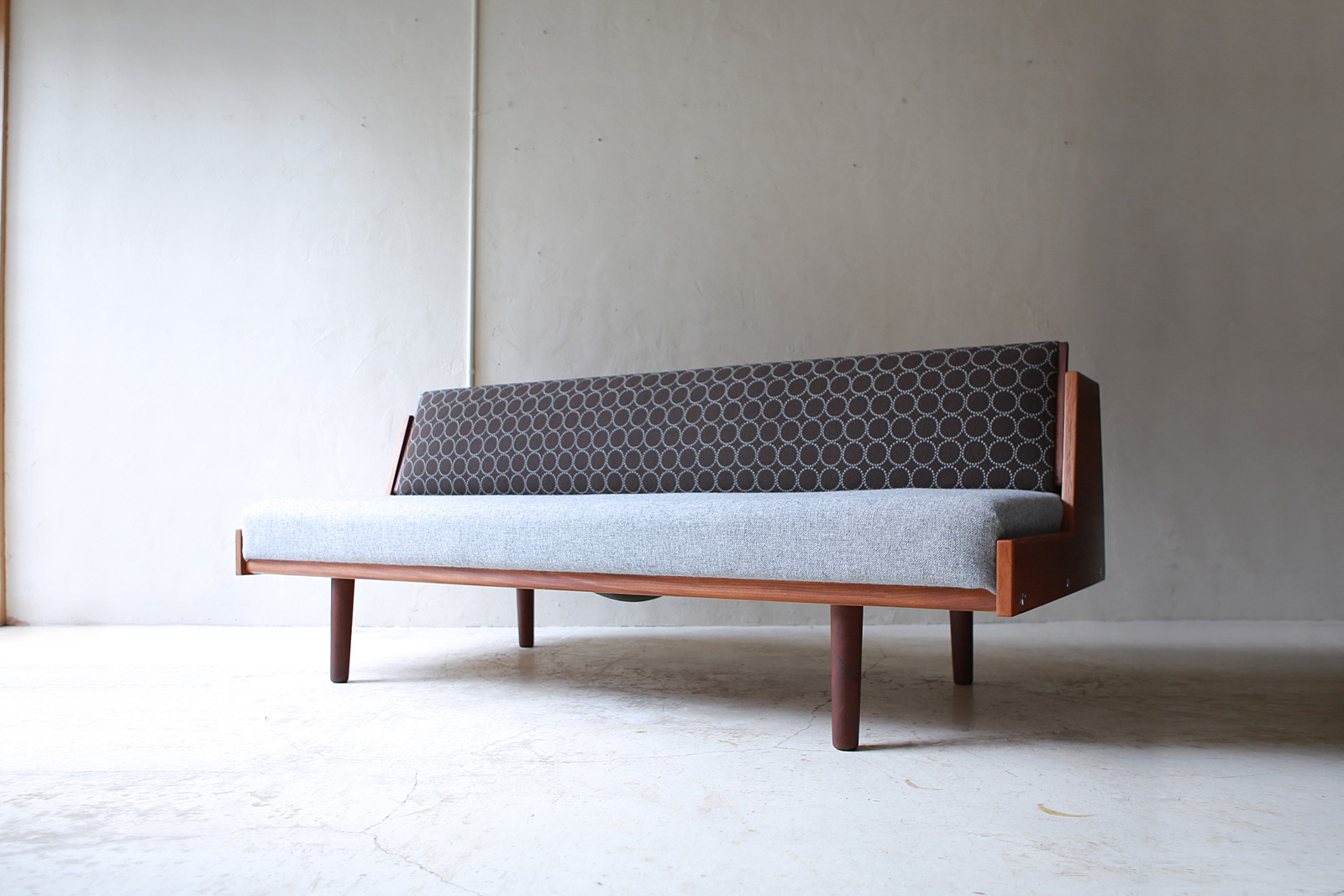 北欧ヴィンテージ家具のHans Wegner（ハンス・ウェグナー）デザインによるGETAMA社デイベッドソファ GE258