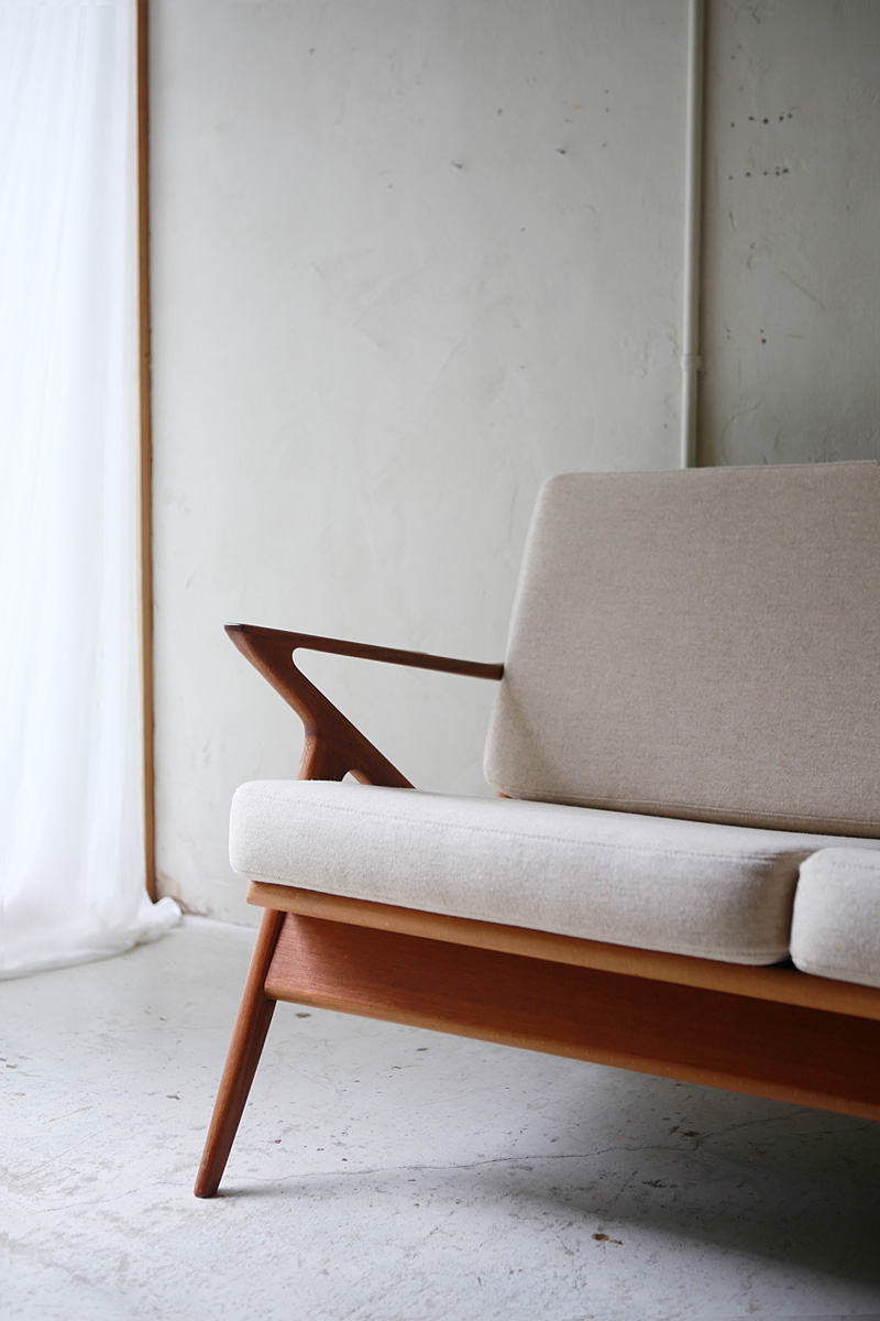 北欧ヴィンテージ家具のPoul Jensenデザインによるチーク材3人掛けソファ