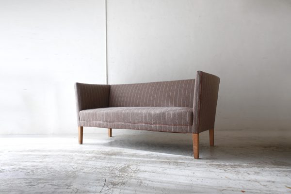 北欧ヴィンテージ家具のGrete Jalk（グレーテ・ヤルク）デザインによるオーク材2人掛けソファ