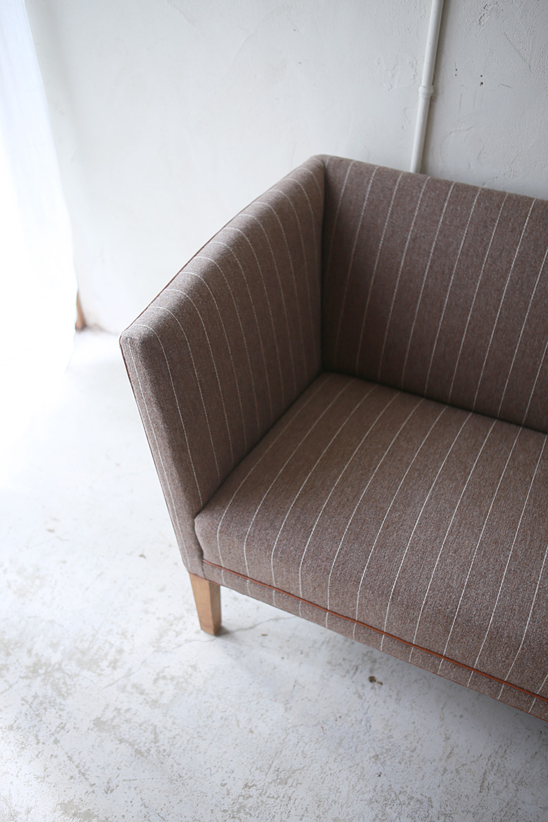 北欧ヴィンテージ家具のGrete Jalk（グレーテ・ヤルク）デザインによるオーク材2人掛けソファ