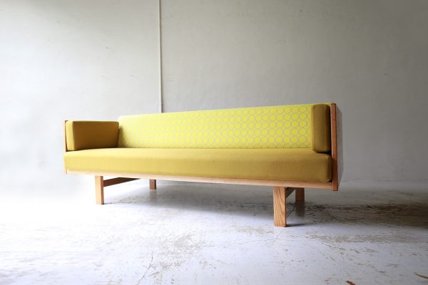 北欧ヴィンテージ家具のHans Wegner（ハンス・ウェグナー）デザインによるオーク材デイベッドソファ GE258