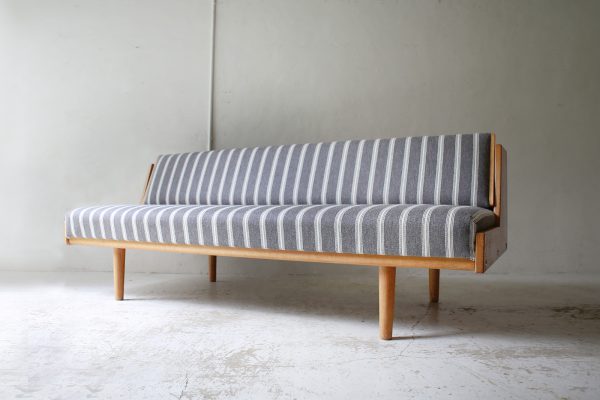 北欧ヴィンテージ家具のHans Wegner（ハンス・ウェグナー）デザインによるオーク材デイベッドソファ GE258
