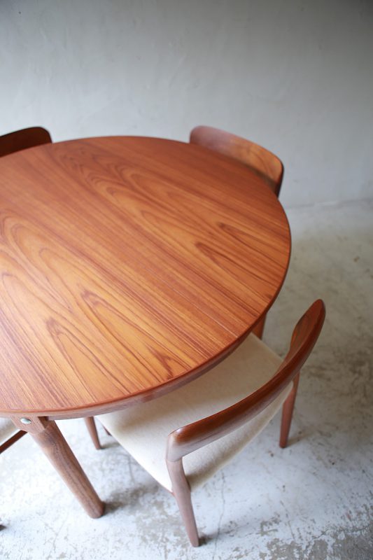 北欧ヴィンテージ家具のGudme社 デザインによるチーク材ラウンドダイニングテーブル