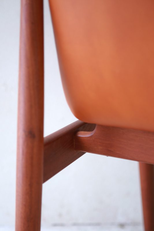 北欧ヴィンテージ家具のHarbo Sølvsten デザインによるチーク材本革アームチェア