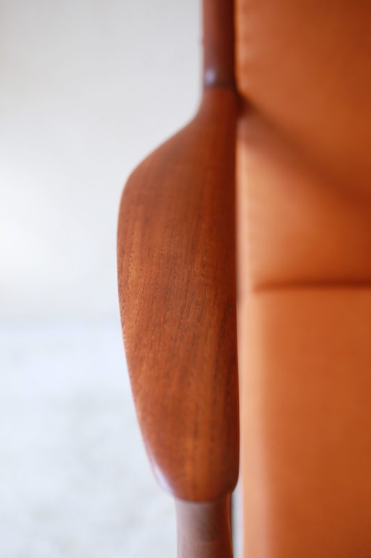 北欧ヴィンテージ家具のHarbo Sølvsten デザインによるチーク材本革アームチェア