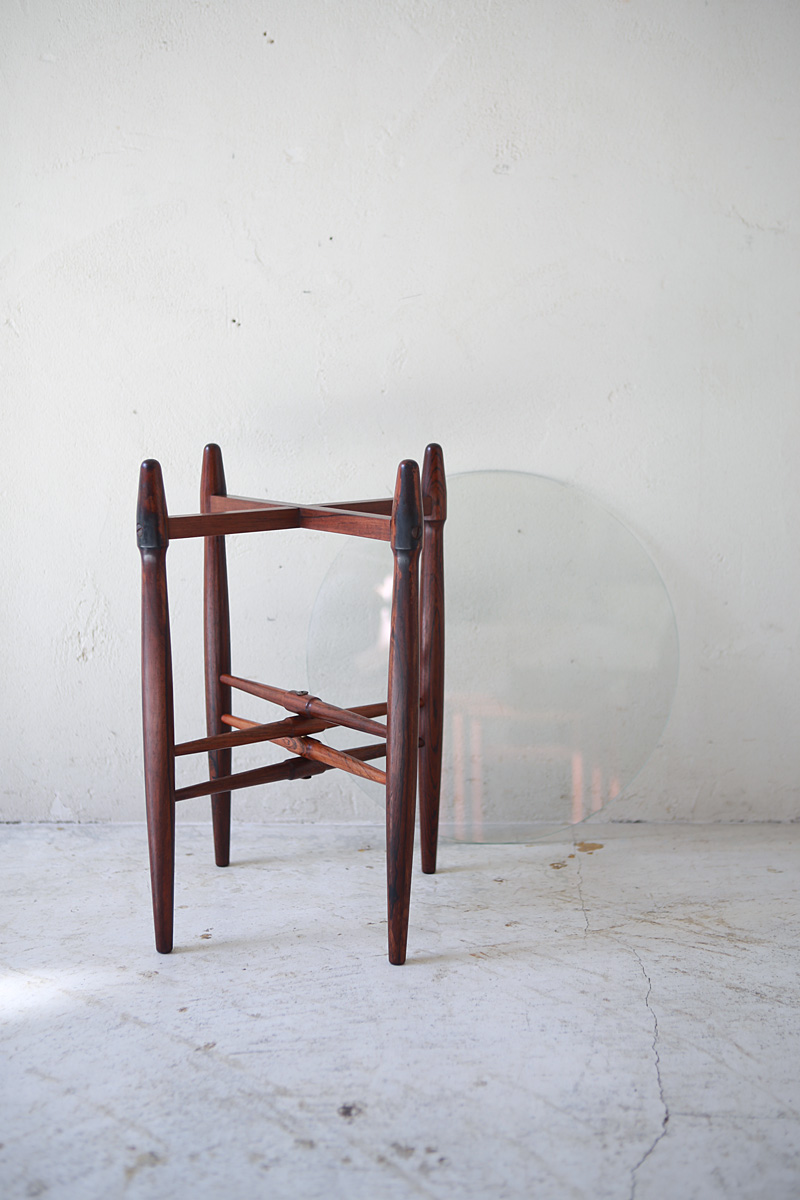北欧ヴィンテージ家具のPoul Hundevad デザインによるローズウッド材ガラスサイドテーブル