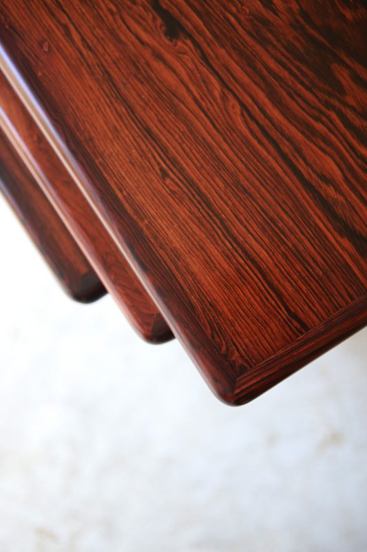 北欧ヴィンテージ家具のPoul Hundevadデザインによるローズウッド材ネストテーブル