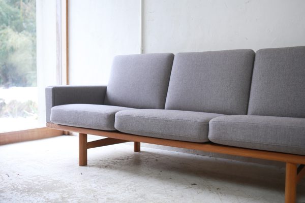 北欧ヴィンテージ家具のHans Wegner（ハンス・ウェグナー）デザインによるオーク材 3シートソファ GE236