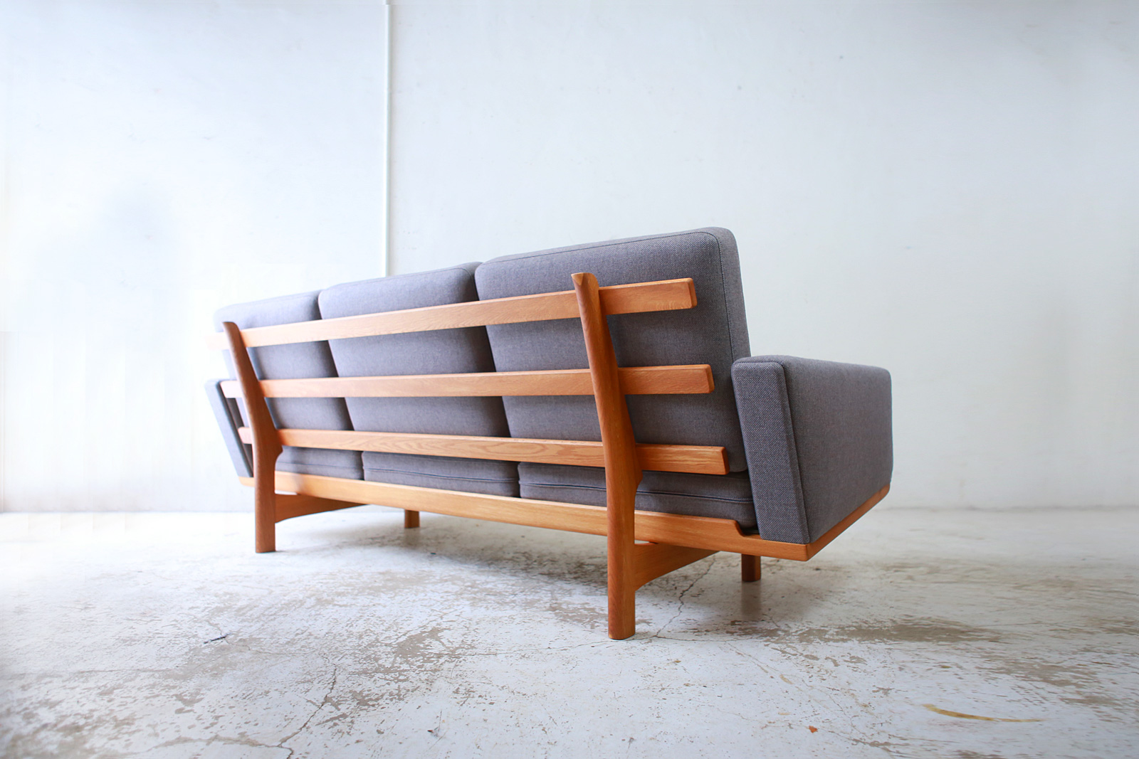 北欧ヴィンテージ家具のHans Wegner（ハンス・ウェグナー）デザインによるオーク材 3シートソファ GE236