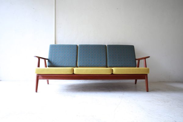 北欧ヴィンテージ家具のHans Wegner （ハンス・ウェグナー）デザインによるGETAMA社の3人掛けソファ「 GE270 」