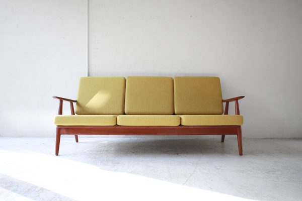 北欧ヴィンテージ家具のHans Wegner （ハンス・ウェグナー）デザインによるGETAMA社の3人掛けソファ「 GE270 」