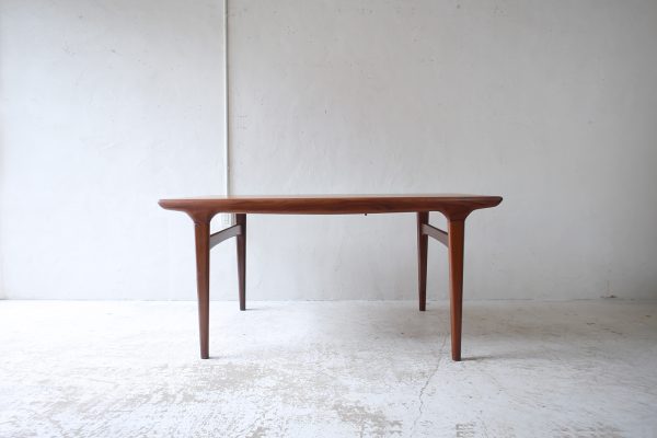 北欧ヴィンテージ家具のJohannes Andersen（ヨハネス・アンダーソン）デザインによるチーク材ダイニングテーブル
