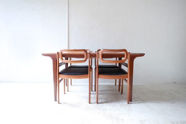 北欧ヴィンテージ家具のJohannes Andersen（ヨハネス・アンダーソン）デザインによるチーク材ダイニングテーブル
