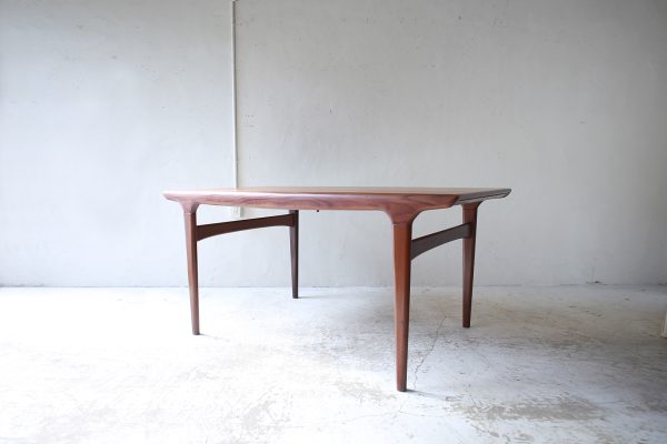 北欧ヴィンテージ家具のJohannes Andersen（ヨハネス・アンダーソン）デザインによるチーク材ダイニングテーブル