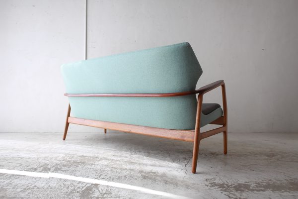 オランダヴィンテージ家具の bovenkamp 社 Aksel Vender Madsenにデザインよるソファ