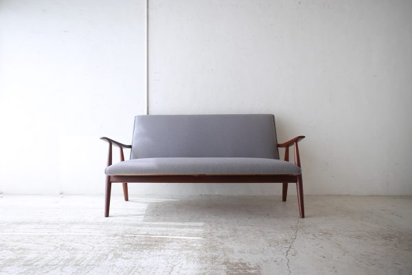 北欧ヴィンテージ家具のHans Wegner（ハンス・ウェグナー）デザインによるチーク材2シーターソファ