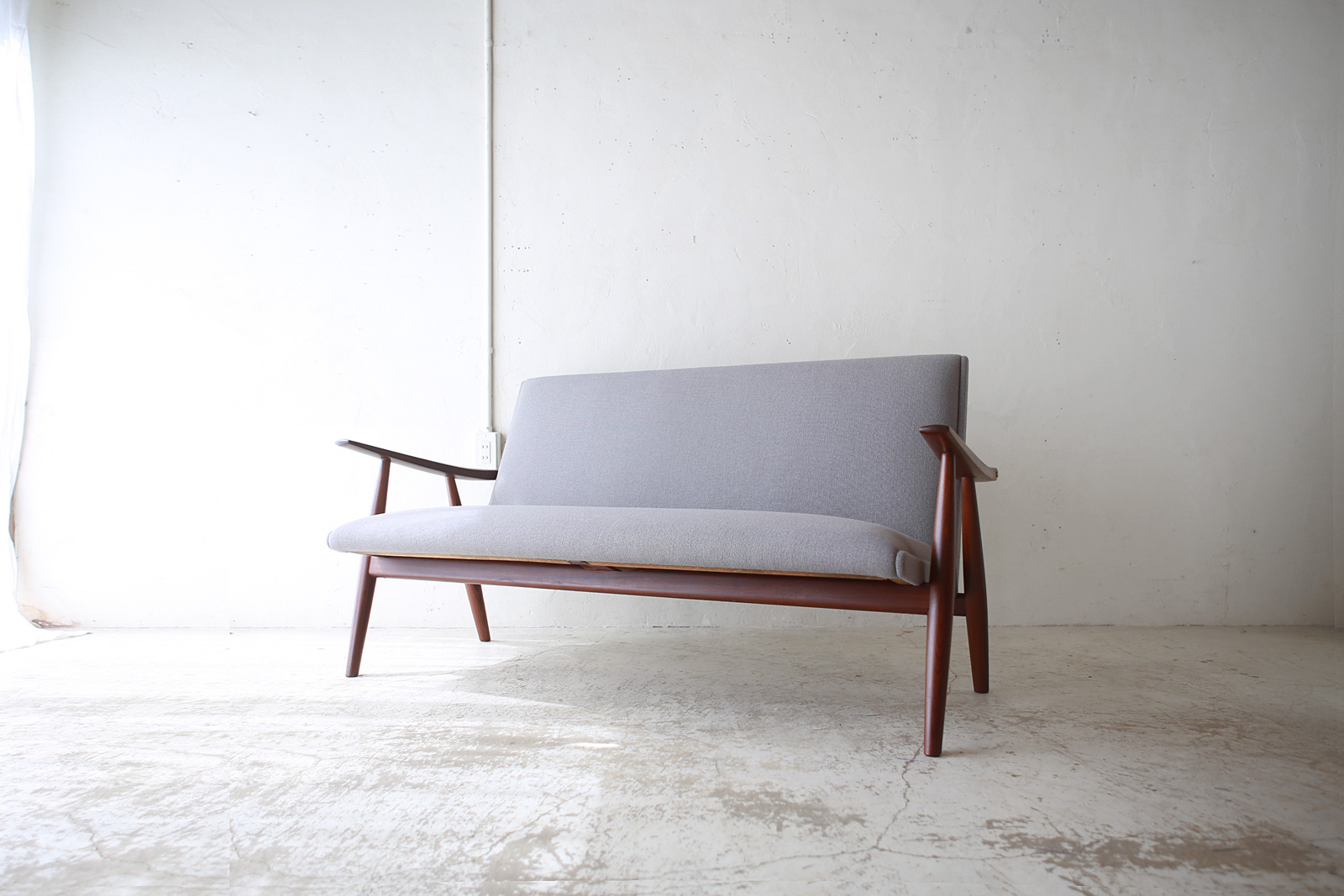 北欧ヴィンテージ家具のHans Wegner（ハンス・ウェグナー）デザインによるチーク材2シーターソファ