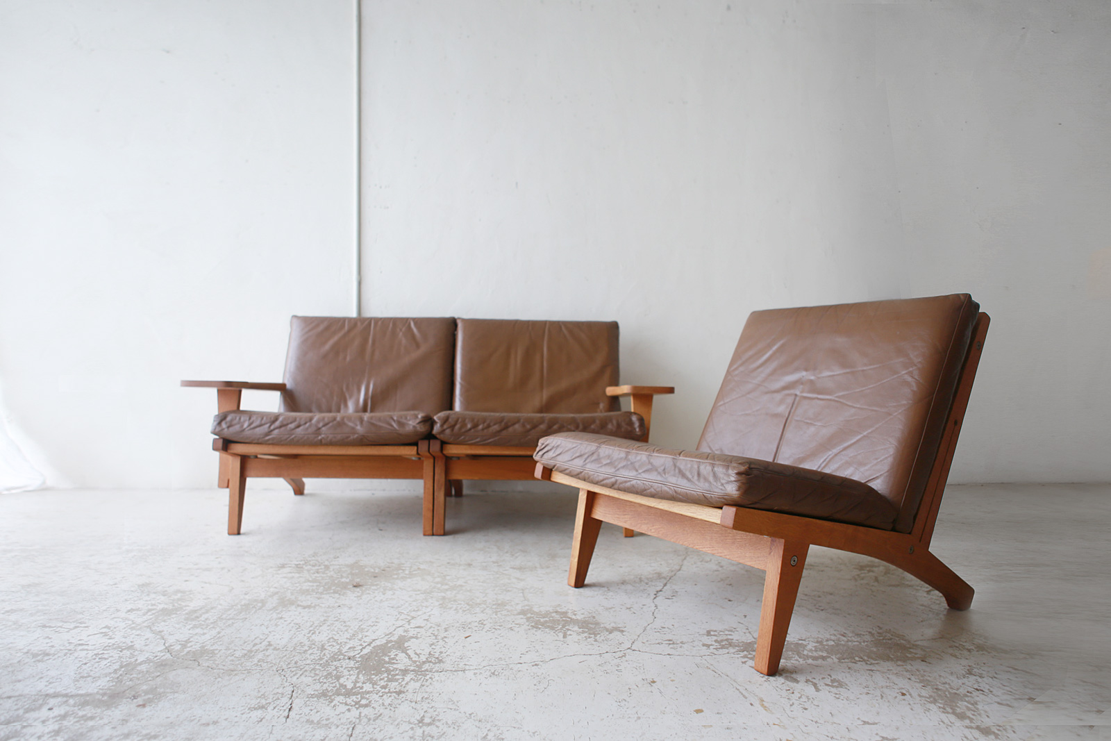 北欧ヴィンテージ家具のHans Wegner（ハンス・ウェグナー）デザインによるオーク材ソファ GE370