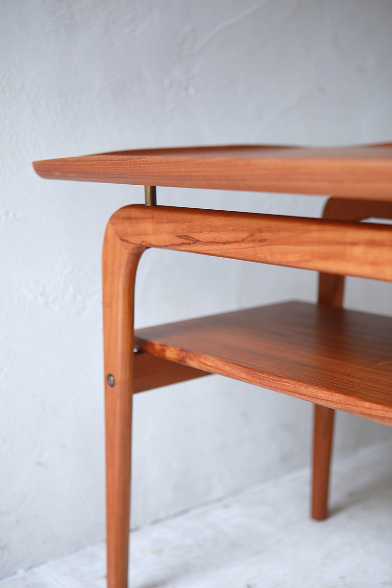 北欧ヴィンテージ家具のArne Hovmand Olsenデザインによるチーク材サイドテーブル