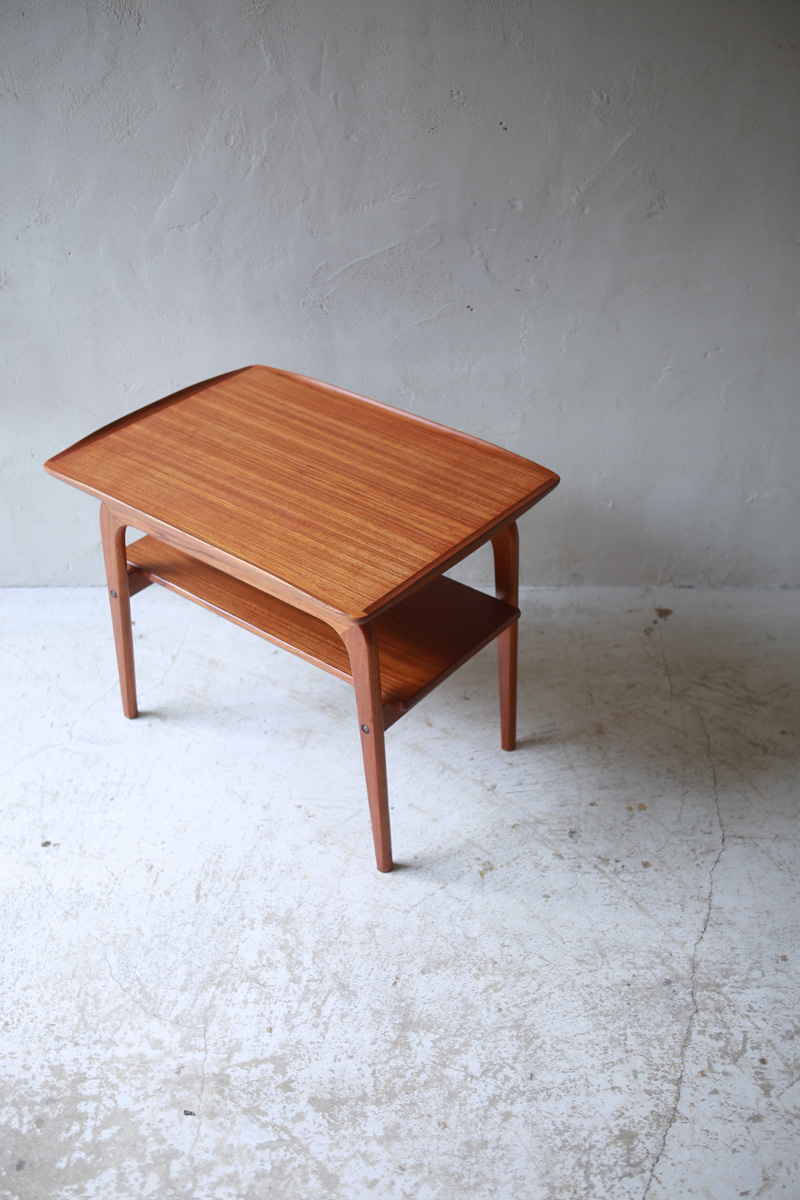北欧ヴィンテージ家具のArne Hovmand Olsenデザインによるチーク材サイドテーブル