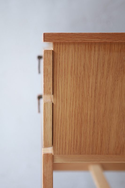 北欧ヴィンテージ家具の Sigurd Goranssonデザインによるオーク材サイドチェスト