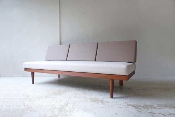 北欧ヴィンテージ家具の Ingmar Relling デザインによるチーク材デイベッドソファ