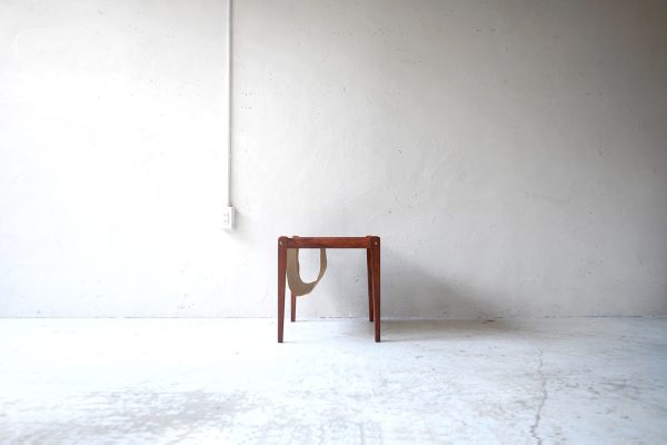 北欧ヴィンテージ家具のBent Silbergデザインによるローズウッド材マガジンラックテーブル