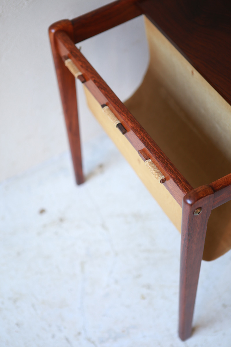 北欧ヴィンテージ家具のBent Silbergデザインによるローズウッド材マガジンラックテーブル