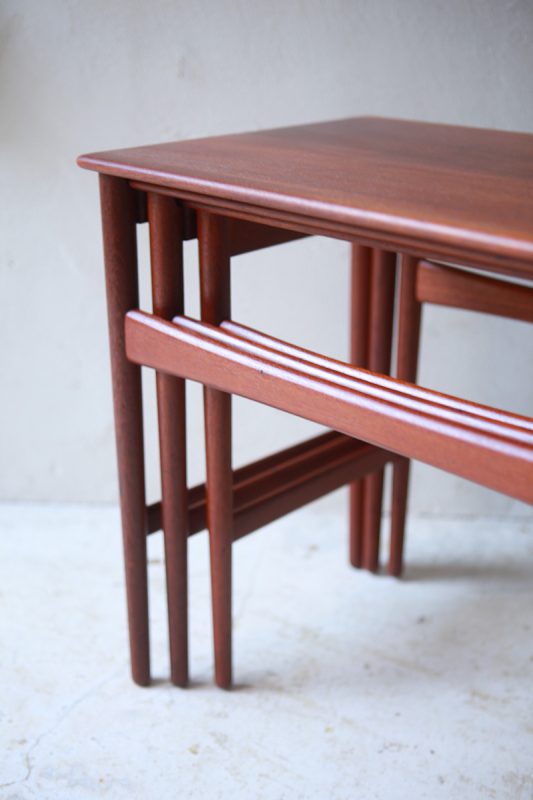 北欧ヴィンテージ家具のHans J Wegner（ハンス・ウェグナー）デザインによるチーク材ネストテーブル「AT40」