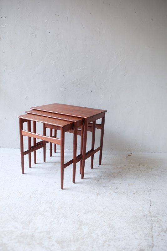 北欧ヴィンテージ家具のHans J Wegner（ハンス・ウェグナー）デザインによるチーク材ネストテーブル「AT40」