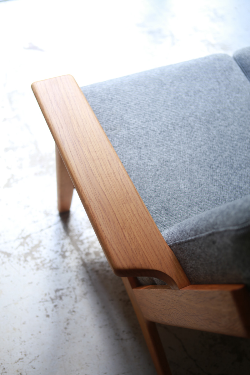 北欧ヴィンテージ家具のHans Wegner（ハンス・ウェグナー）デザインによるオーク材ソファ GE290