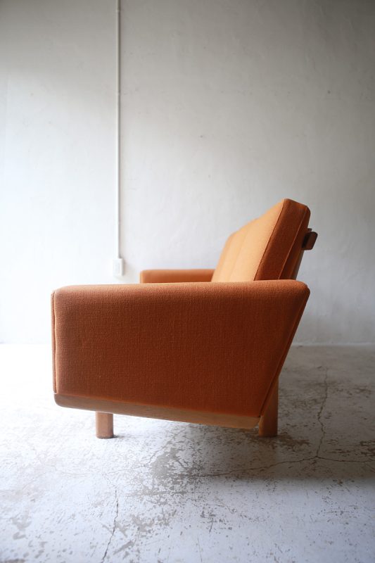 北欧ヴィンテージ家具のHans Wegner（ハンス・ウェグナー）デザインによるオーク材ソファ GE235