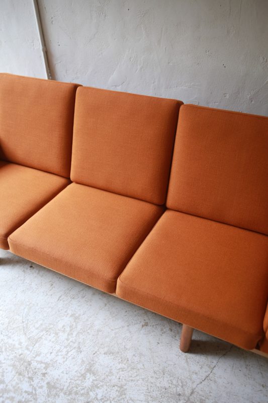 北欧ヴィンテージ家具のHans Wegner（ハンス・ウェグナー）デザインによるオーク材ソファ GE235