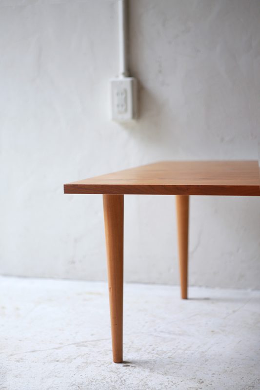 北欧ヴィンテージ家具の Ingmar Relling デザインによるチーク材コーナーテーブル