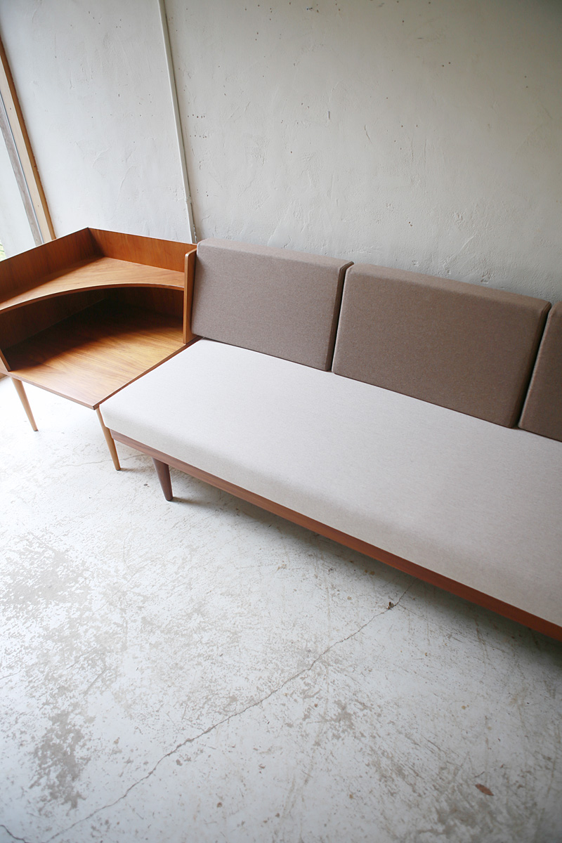 北欧ヴィンテージ家具の Ingmar Relling デザインによるチーク材コーナーテーブル
