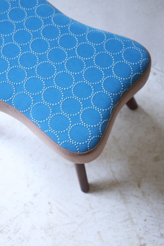 北欧ヴィンテージ家具 デンマーク製のチーク材フットスツール（オットマン）、生地はmina perphonenのタンバリン　dop