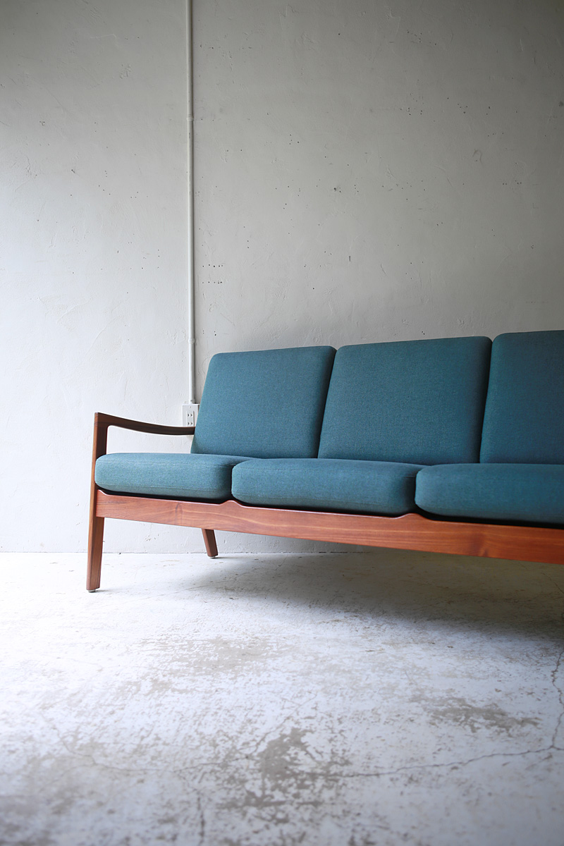 北欧ヴィンテージ家具のOle Wanscher （オーレ・ヴァンシャー）デザインによるCado社チーク材3人掛けソファ
