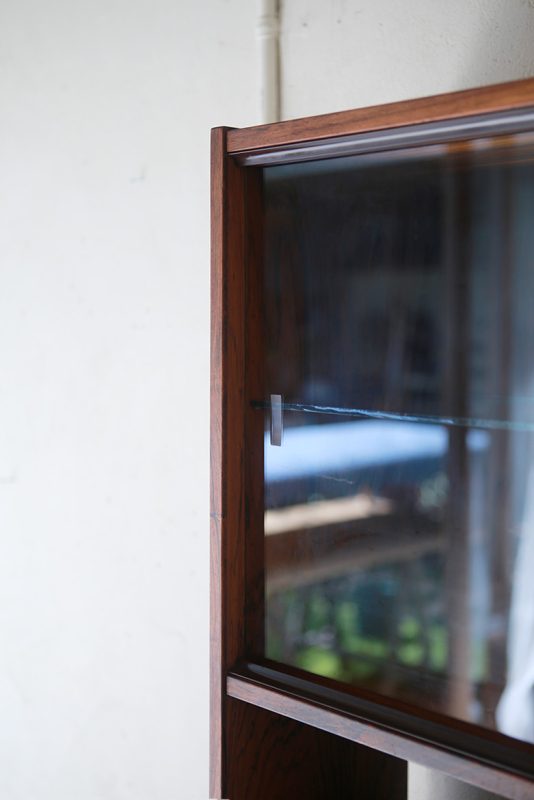 北欧ヴィンテージ家具のローズウッド材ガラスキャビネット／ブックシェルフ