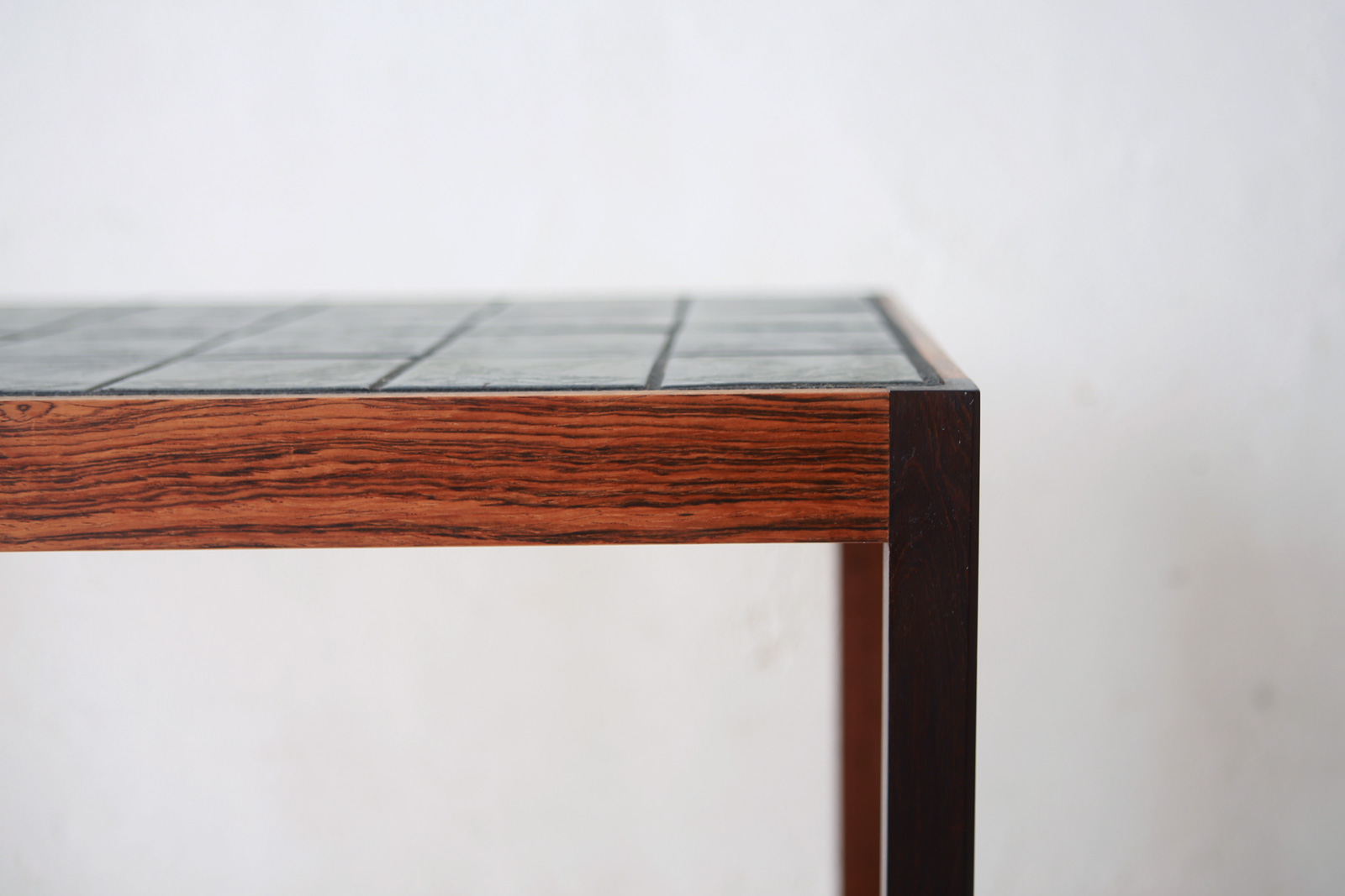 北欧ヴィンテージ家具のデンマーク製ローズウッド タイルテーブル