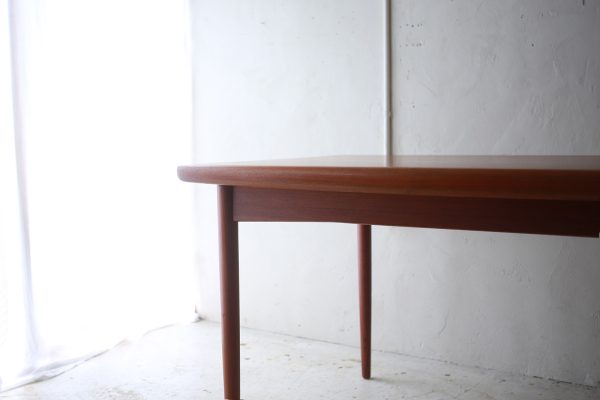 北欧ヴィンテージ家具／デンマークSkovby社製チーク材ヴィンテージダイニングテーブル