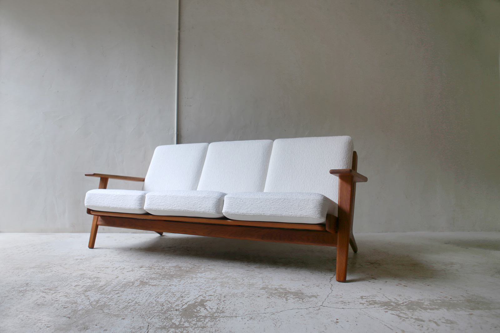 北欧ヴィンテージ家具のHans Wegner（ハンス・ウェグナー）デザインによるオーク材GETAMA社ソファ GE290