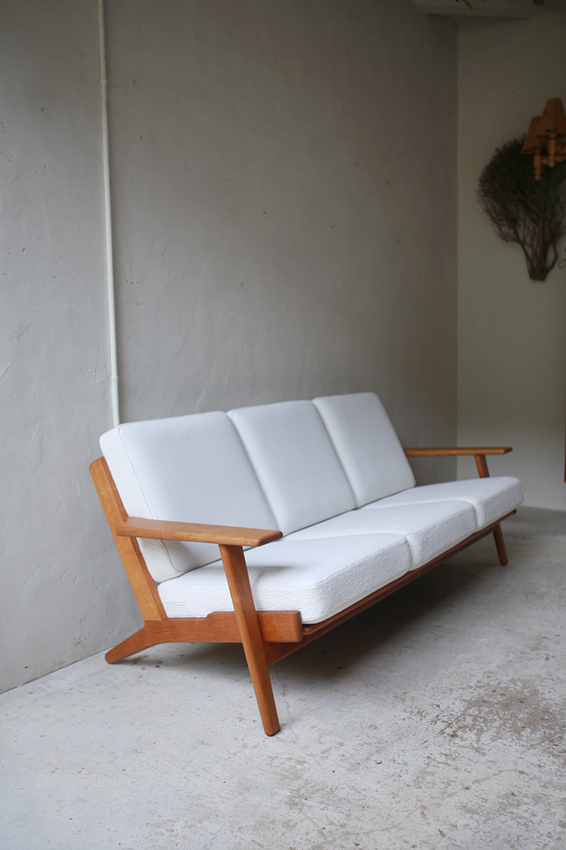 北欧ヴィンテージ家具のHans Wegner（ハンス・ウェグナー）デザインによるオーク材GETAMA社ソファ GE290