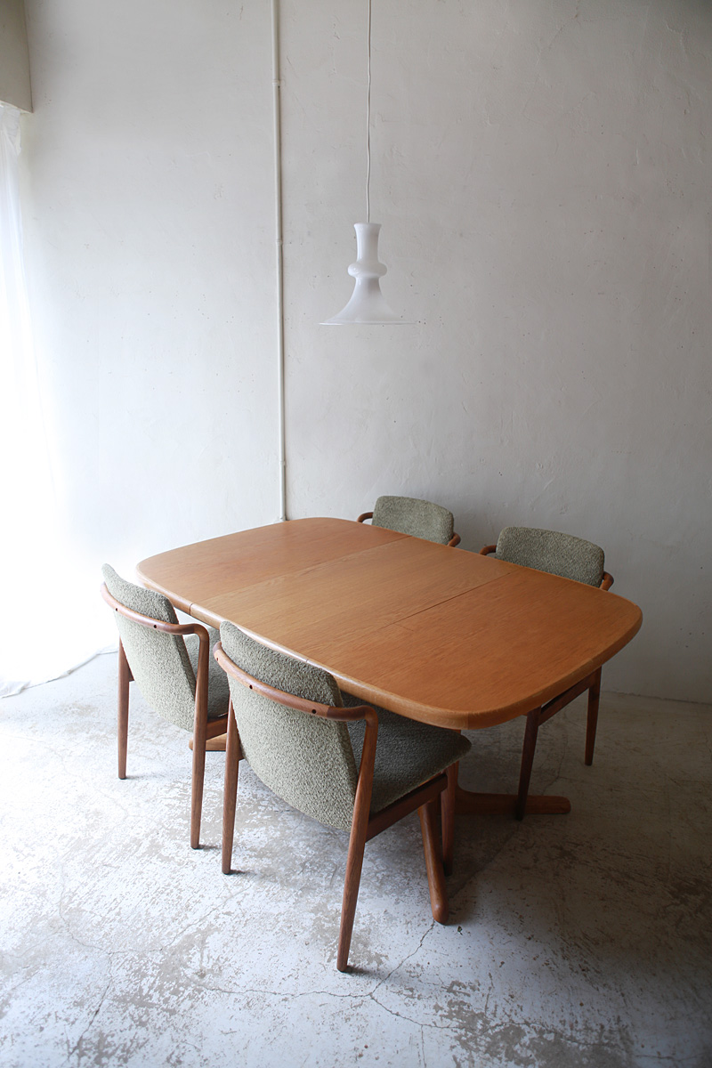 北欧ヴィンテージ家具のデンマーク製 オーク材ラウンドダイニングテーブル 