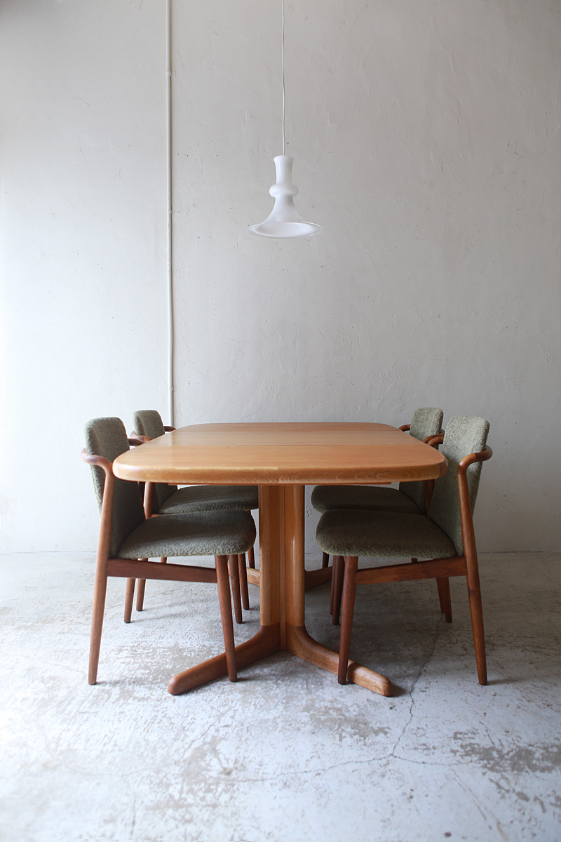 北欧ヴィンテージ家具のデンマーク製 オーク材ラウンドダイニングテーブル 