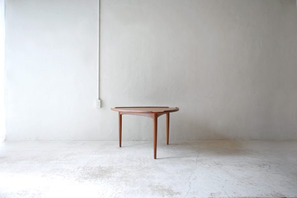 北欧ヴィンテージ家具 デンマークのPoul Jensen (ポール・イェンセン）デザインのTripod Table コーヒーテーブル