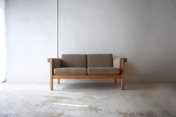 北欧ヴィンテージ家具のHans J Wegner（ハンス・ウェグナー）デザインによるGETAMA社製ソファ「GE40」