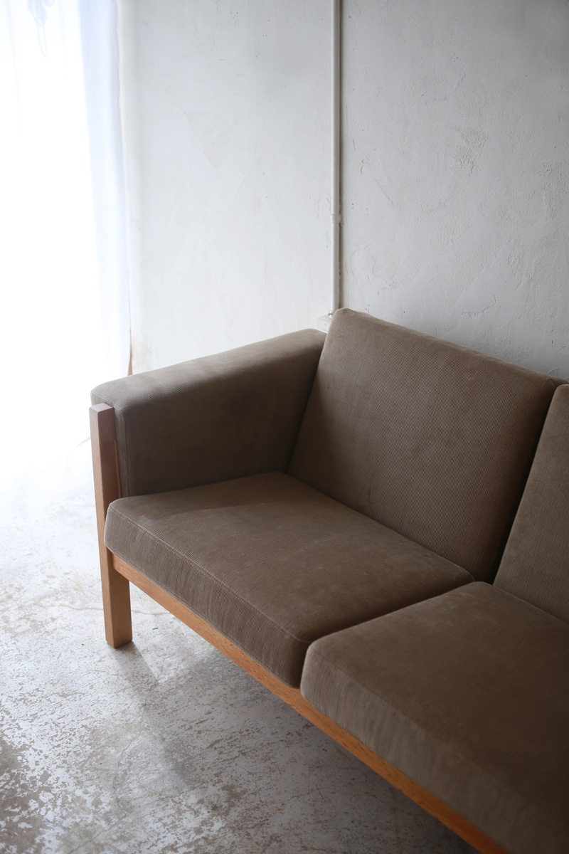 北欧ヴィンテージ家具のHans J Wegner（ハンス・ウェグナー）デザインによるGETAMA社製ソファ「GE40」
