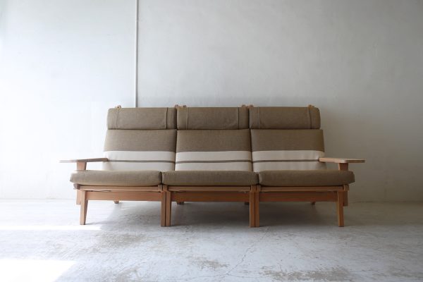 北欧ヴィンテージ家具 デンマークのHans Wegner (ハンス・ウェグナー）デザインの3シーターソファ「GE375」