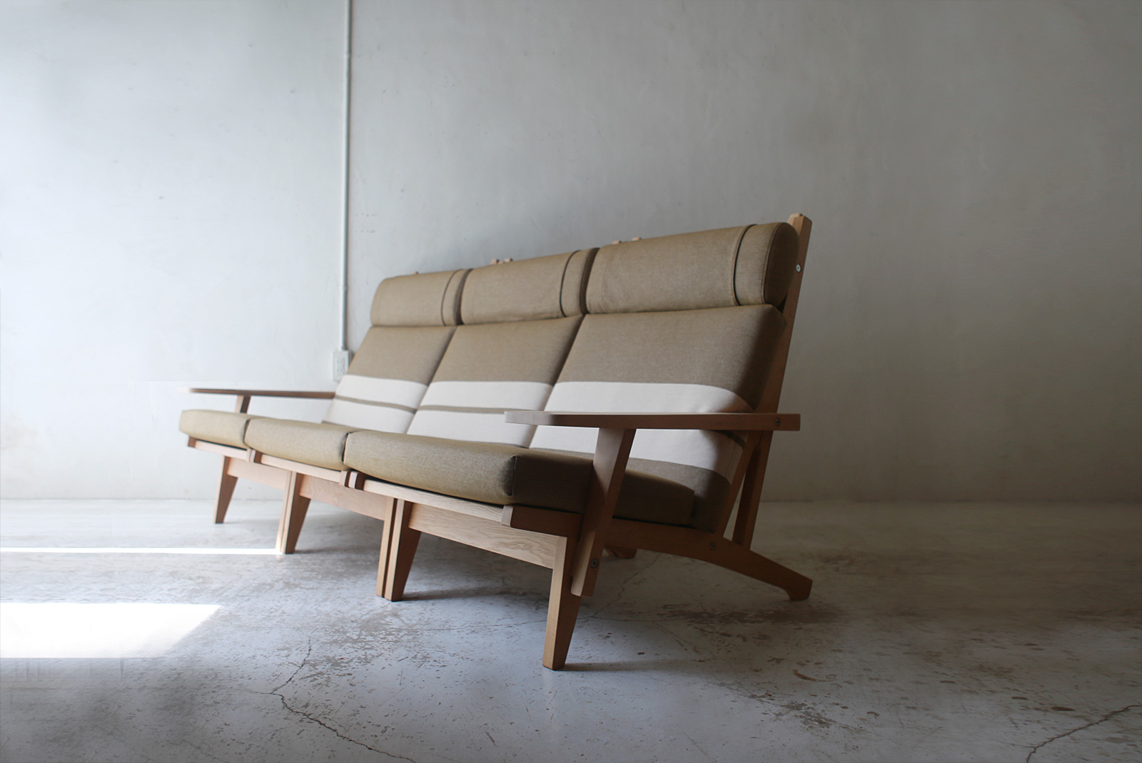 北欧ヴィンテージ家具 デンマークのHans Wegner (ハンス・ウェグナー）デザインの3シーターソファ「GE375」